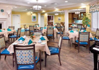 The Bristal At West Babylon dining room